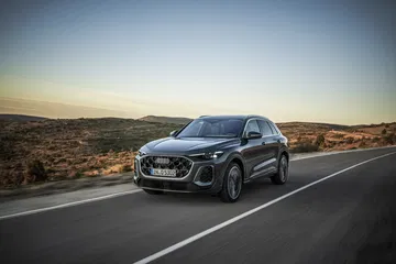 Vista lateral del nuevo Audi Q5 2025, destilando elegancia y robustez.