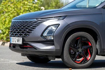 Vista dinámica de Omoda 5 resaltando su agresiva parrilla frontal