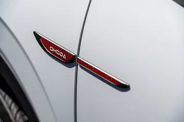 Vista cercana del emblema en vanguardia de Omoda 5.