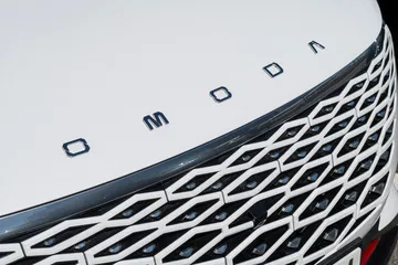 Vista cercana del innovador panel de instrumentos Omoda 5.