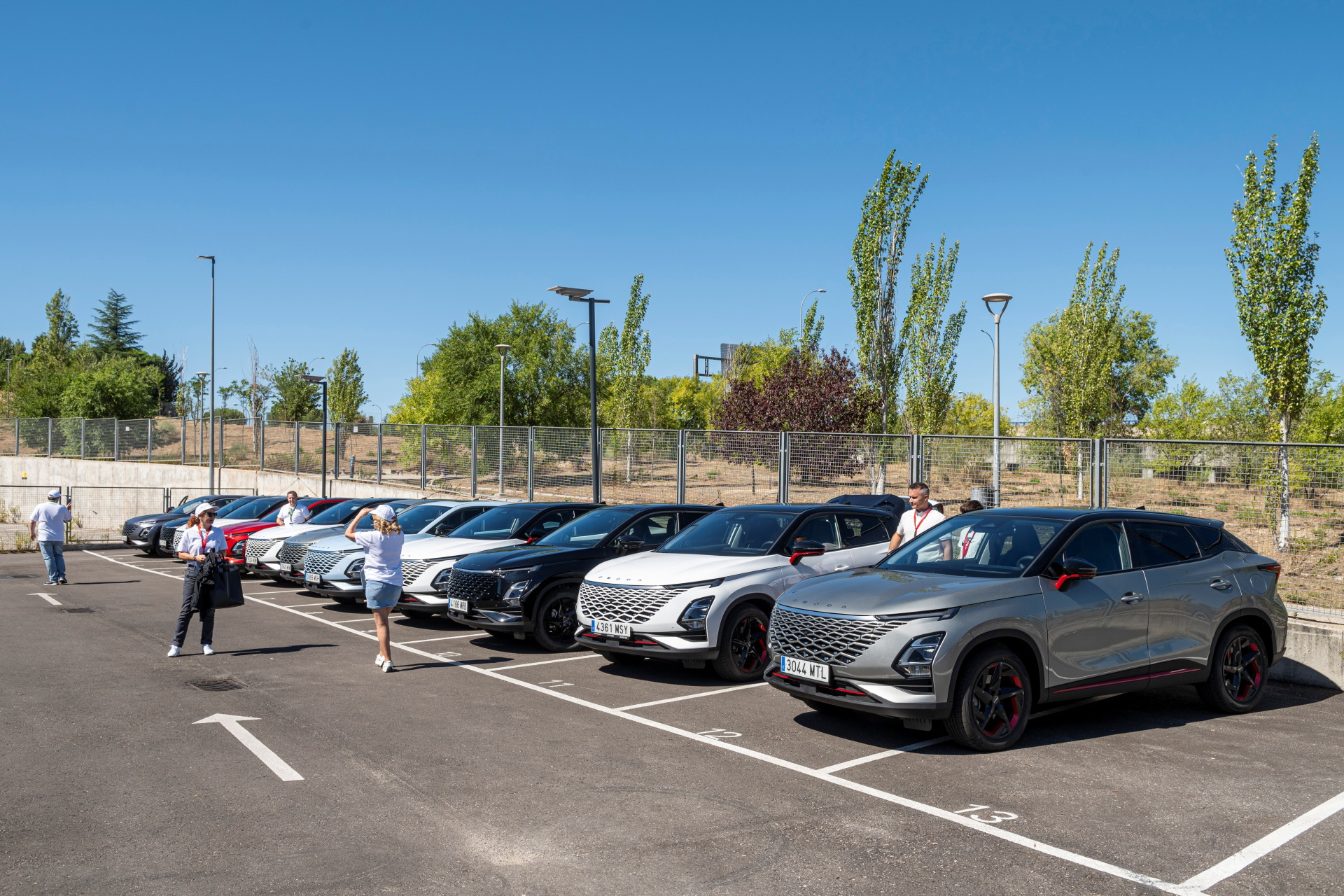 Vista lateral línea Omoda 5 mostrando diseño y llantas