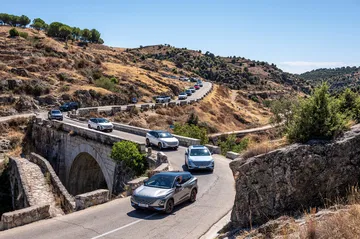 Vista lateral del Omoda 5 en carretera de montaña
