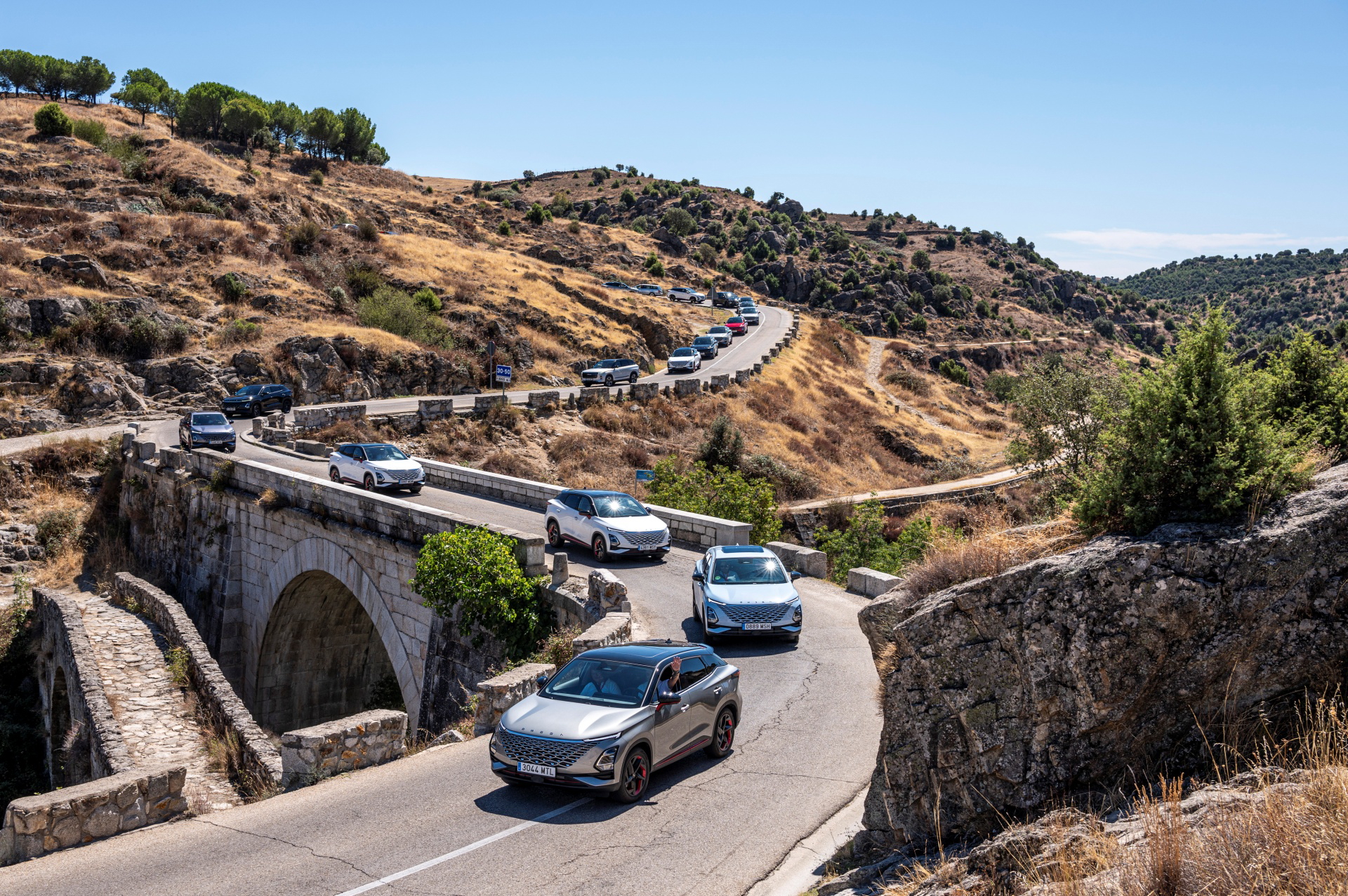 Vista lateral del Omoda 5 en carretera de montaña