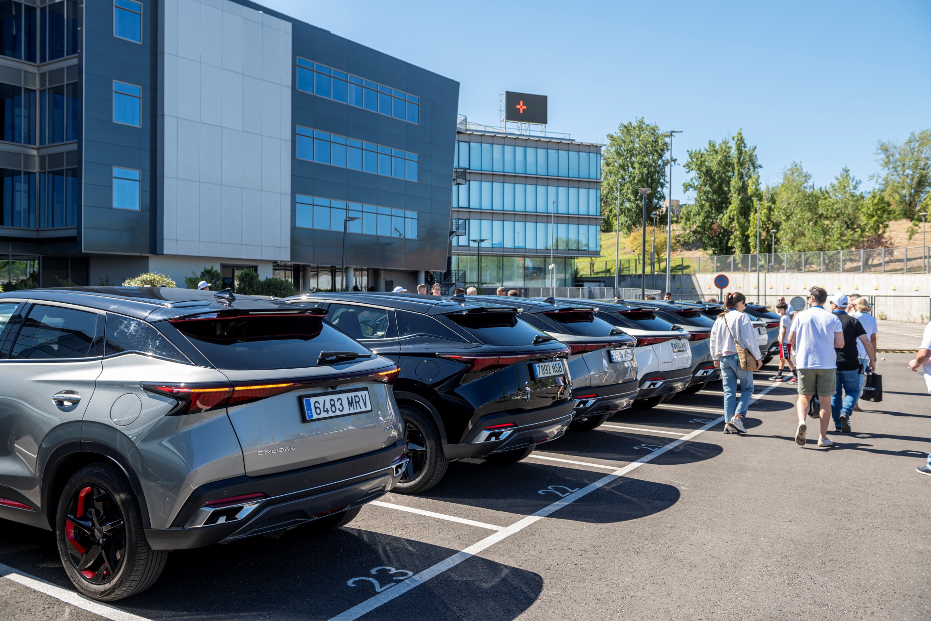 Línea lateral de Omoda 5 2024 estacionados, destacando el diseño innovador