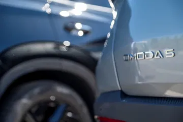 Vista lateral enfocando la insignia y línea de diseño del Omoda 5.