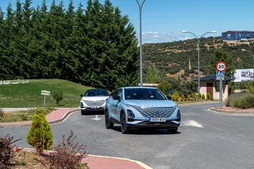 Vista frontal y lateral del Omoda 5 en su versión 2024, mostrando un diseño vanguardista