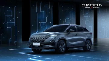 Vista frontal y lateral del Omoda 5, mostrando un diseño audaz y moderno.