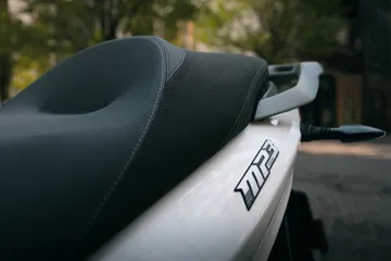 Vista lateral del revolucionario Piaggio MP3, diseño vanguardista de 3 ruedas.