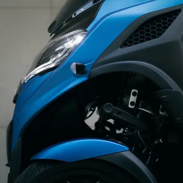 Vista lateral detallada del Piaggio MP3 310, enfatizando su diseño innovador