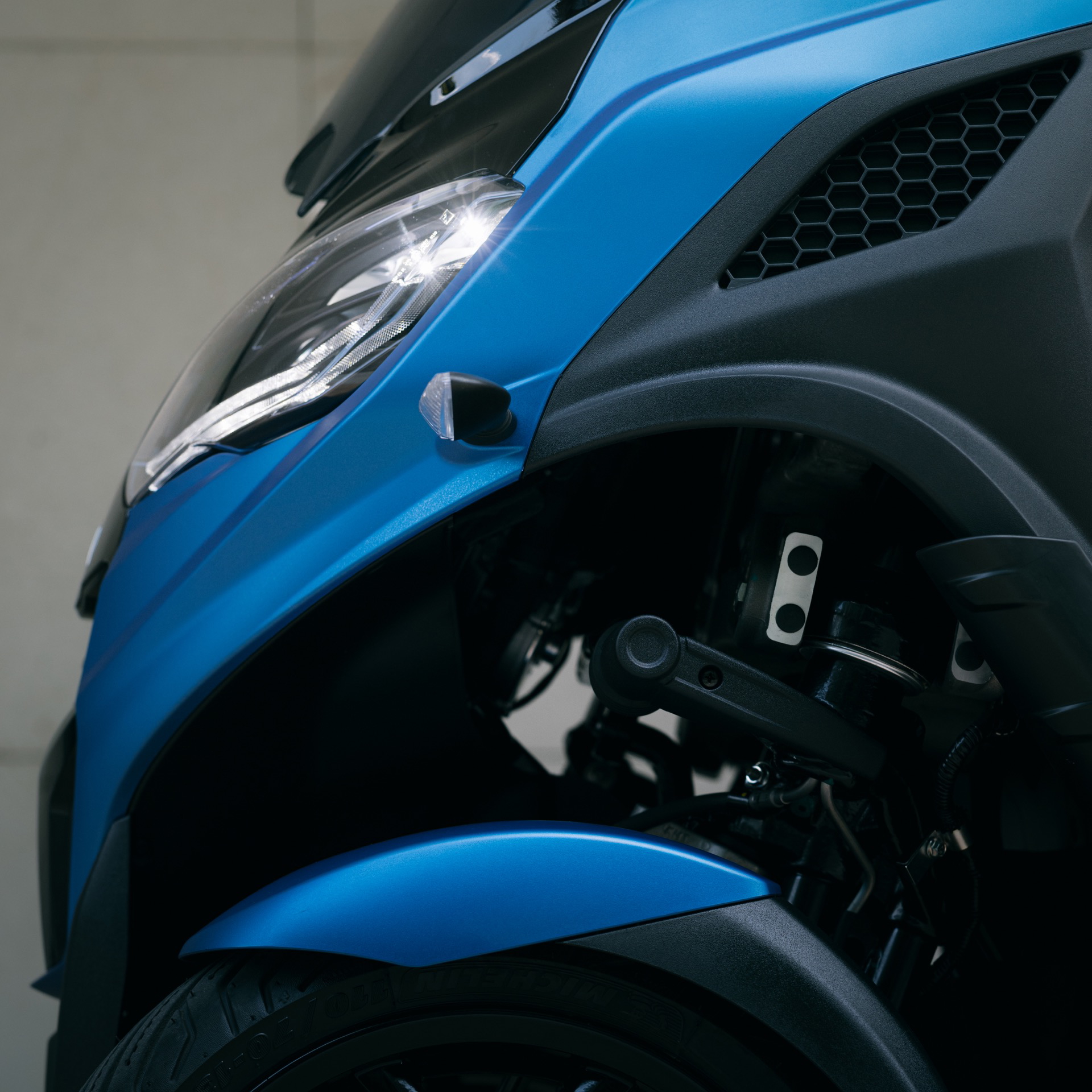 Vista lateral detallada del Piaggio MP3 310, enfatizando su diseño innovador