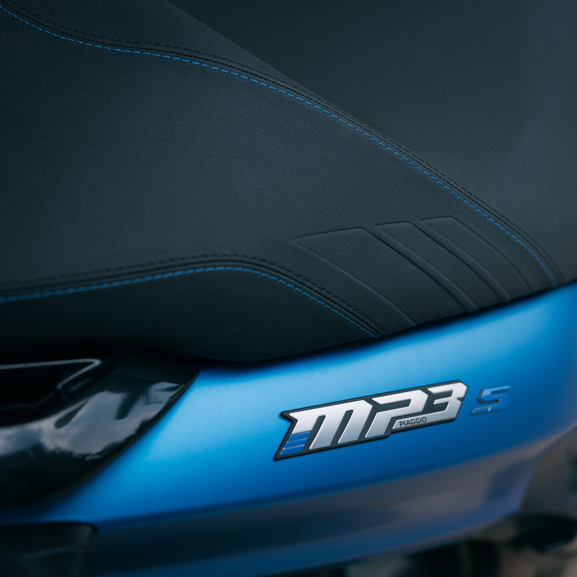 Vista parcial de Piaggio MP3 310 2024 destacando su distintivo logotipo.