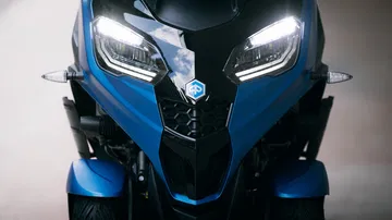 Vista frontal de la Piaggio MP3 310, destacando su diseño agresivo y luces LED.