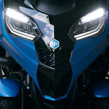 Vista frontal del Piaggio MP3 310 2024 destacando su diseño innovador.