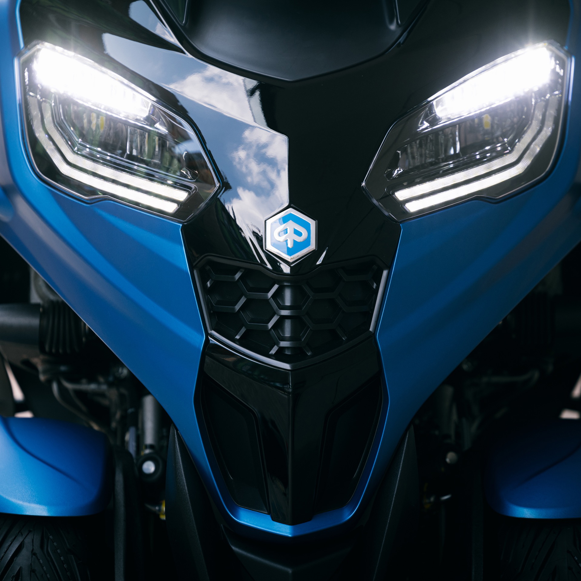 Vista frontal del Piaggio MP3 310 2024 destacando su diseño innovador.