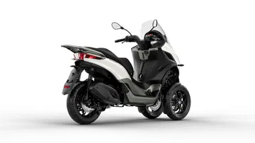 Piaggio MP3 310 modelo 2024 con diseño revolucionario 3 ruedas.