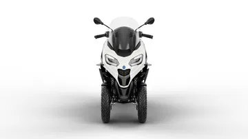 Vista frontal del Piaggio MP3 310, destacando su doble rueda delantera.