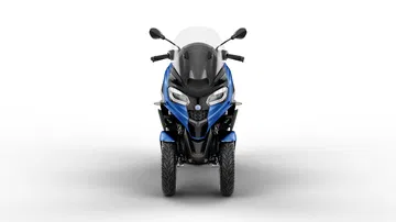 Vista delantera Piaggio MP3 310 2024, evidenciando su innovador diseño de 3 ruedas.