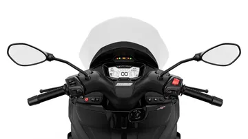 Vista frontal del Piaggio MP3 310 2024, resaltando su diseño triciclo.