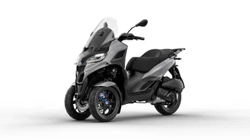 Piaggio MP3 310 2024 con diseño trirrueda innovador.