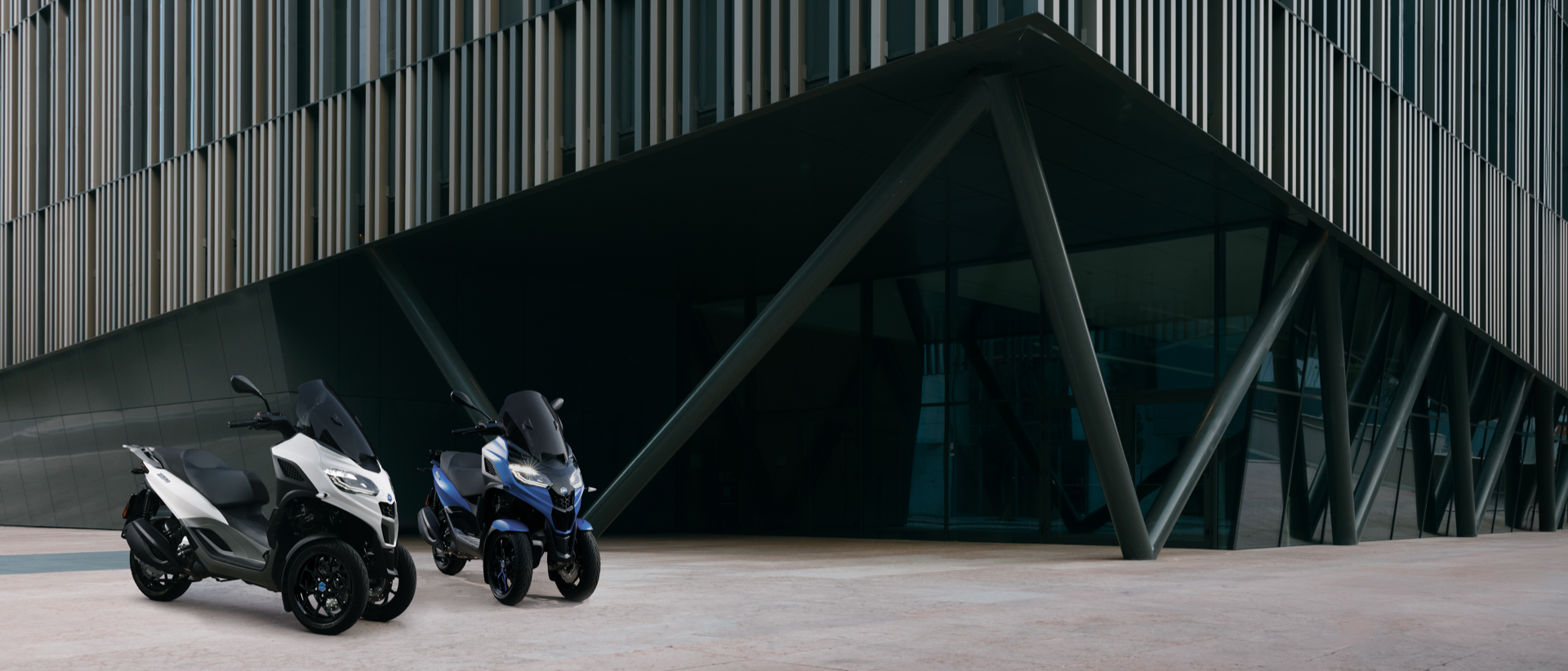 Piaggio MP3 310 modelo 2024 destaca innovador sistema 3 ruedas.