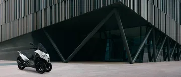 Vista lateral del Piaggio MP3 310, destaca su diseño vanguardista.