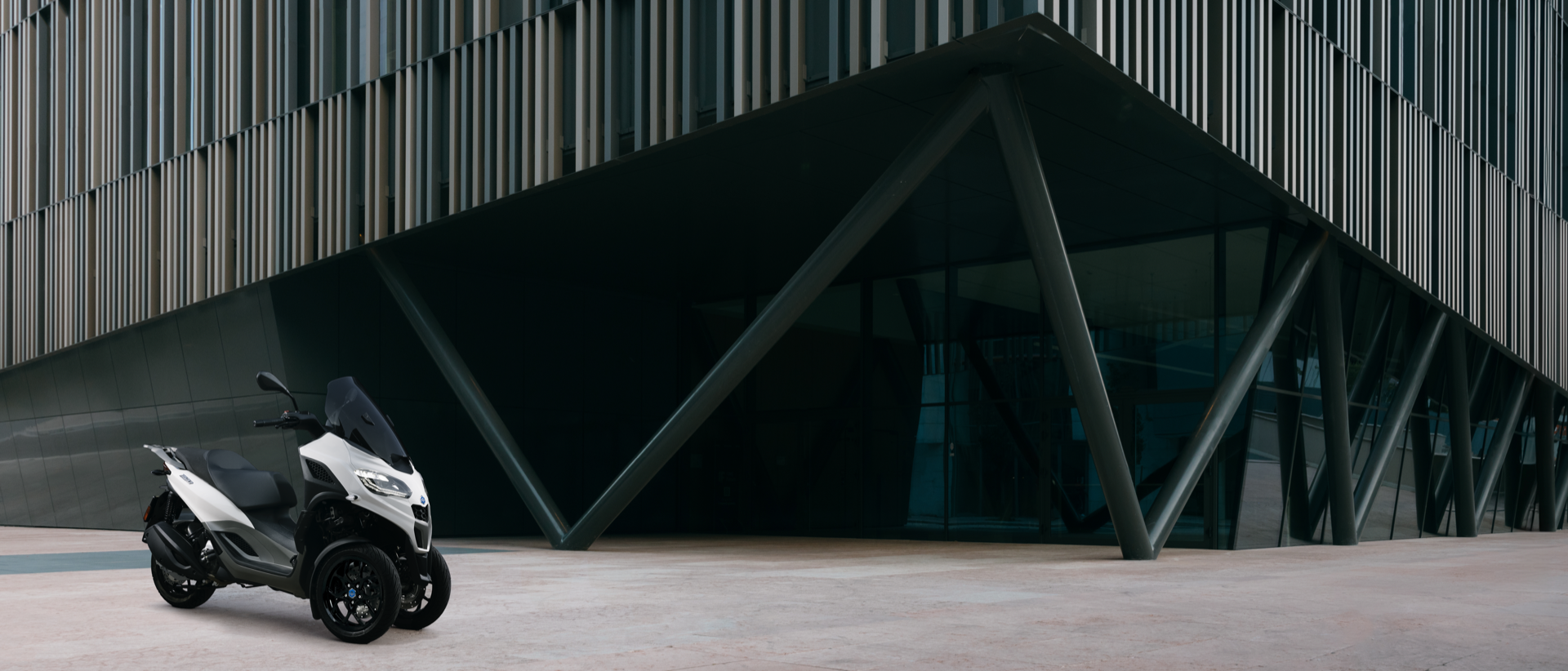 Vista lateral del Piaggio MP3 310, destaca su diseño vanguardista.