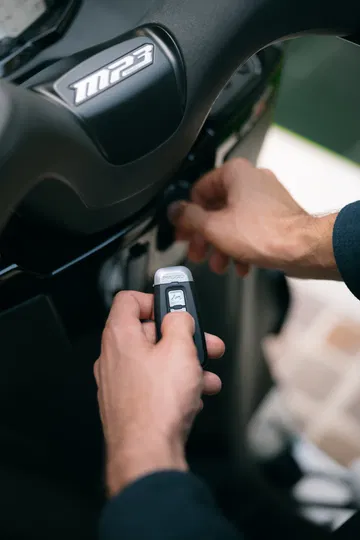 Imagen mostrando sistema de arranque Piaggio MP3 310 2024, detalle clave para la comodidad.