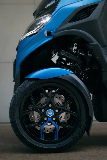 Vista cercana de la rueda delantera del Piaggio MP3 310 2024.