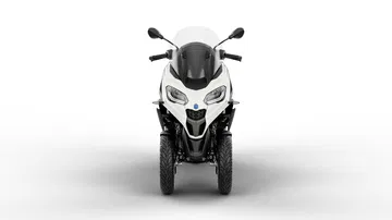 Vista frontal del revolucionario Piaggio MP3 310 2024 con 3 ruedas.