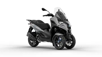 Innovador scooter Piaggio MP3 310 con sistema de 3 ruedas, ideal para la conducción urbana.