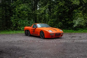 Porsche 6x2 pickup lateral mostrando un diseño único.