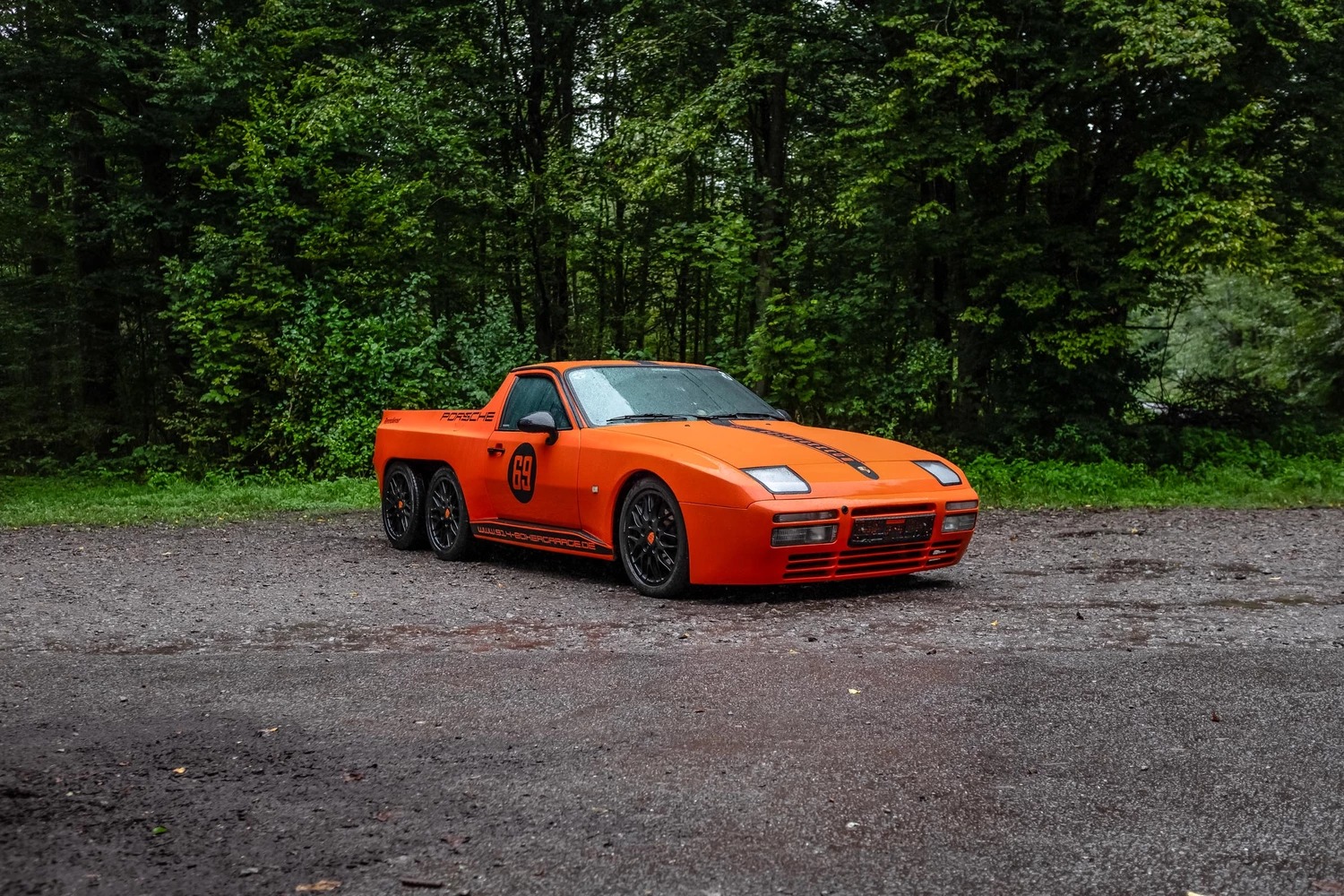 Porsche 6x2 pickup lateral mostrando un diseño único.