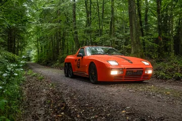 Porsche 911 clásico modificado con estilo 6x6 recorre bosque