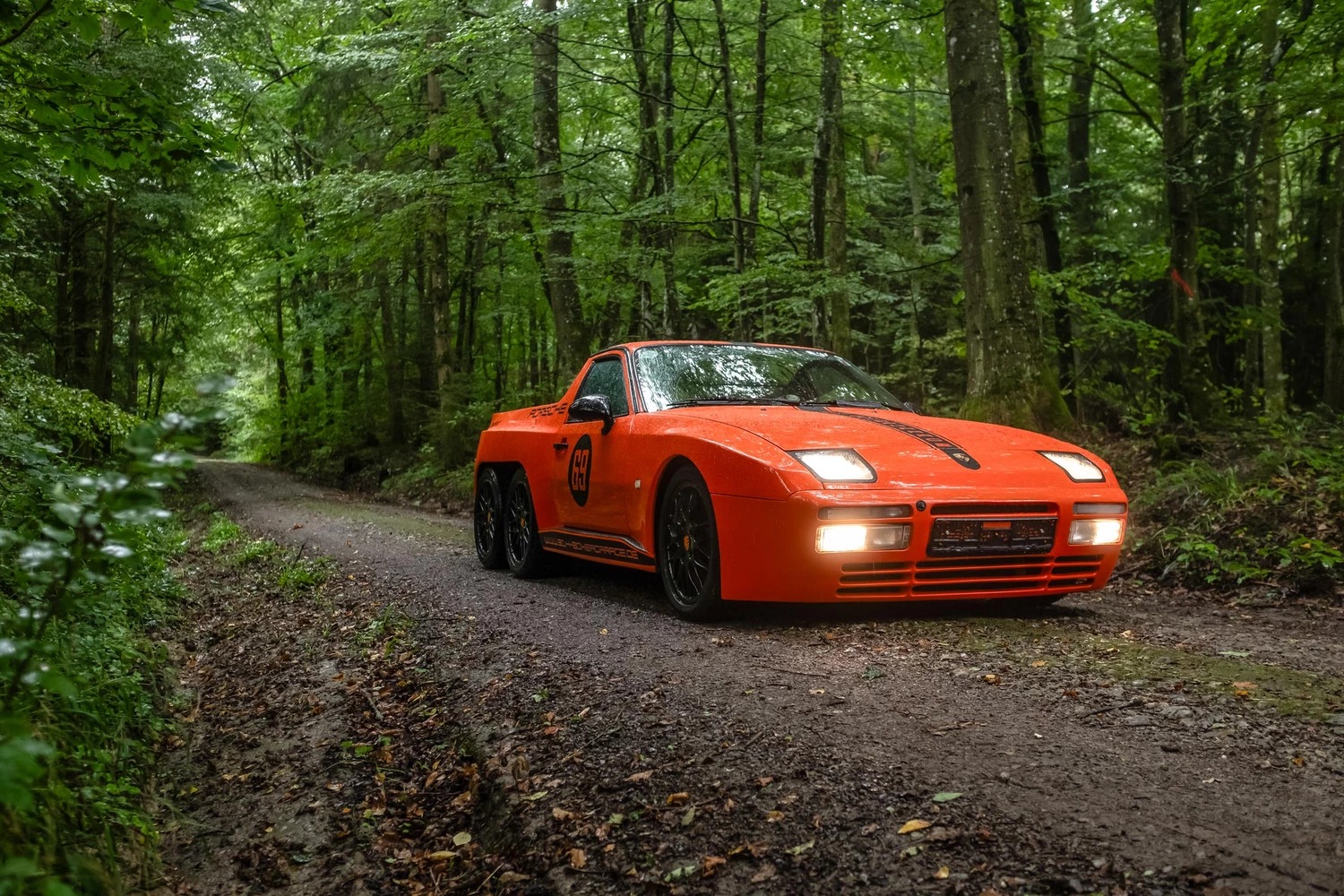Porsche 911 clásico modificado con estilo 6x6 recorre bosque
