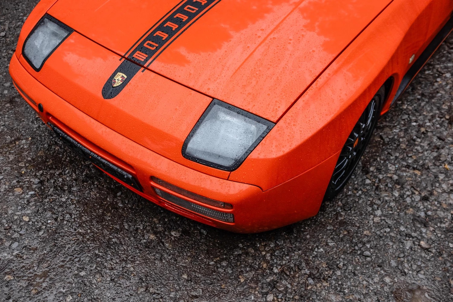 Vista aérea del frontal y capó de un Porsche, destacando su diseño icónico.