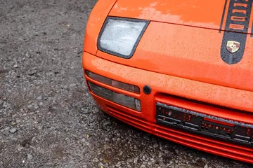 Vista parcial delantera Porsche 6x6, destaca su robustez y diseño exclusivo.