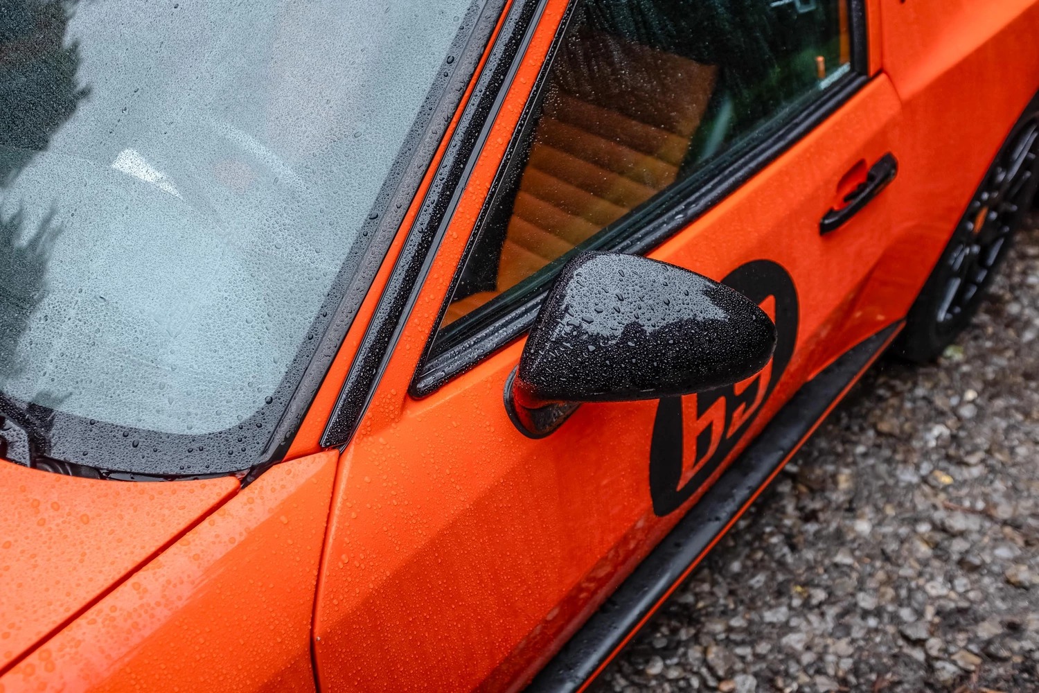 Vista lateral de Porsche 6x6, destacando su diseño y color llamativo.