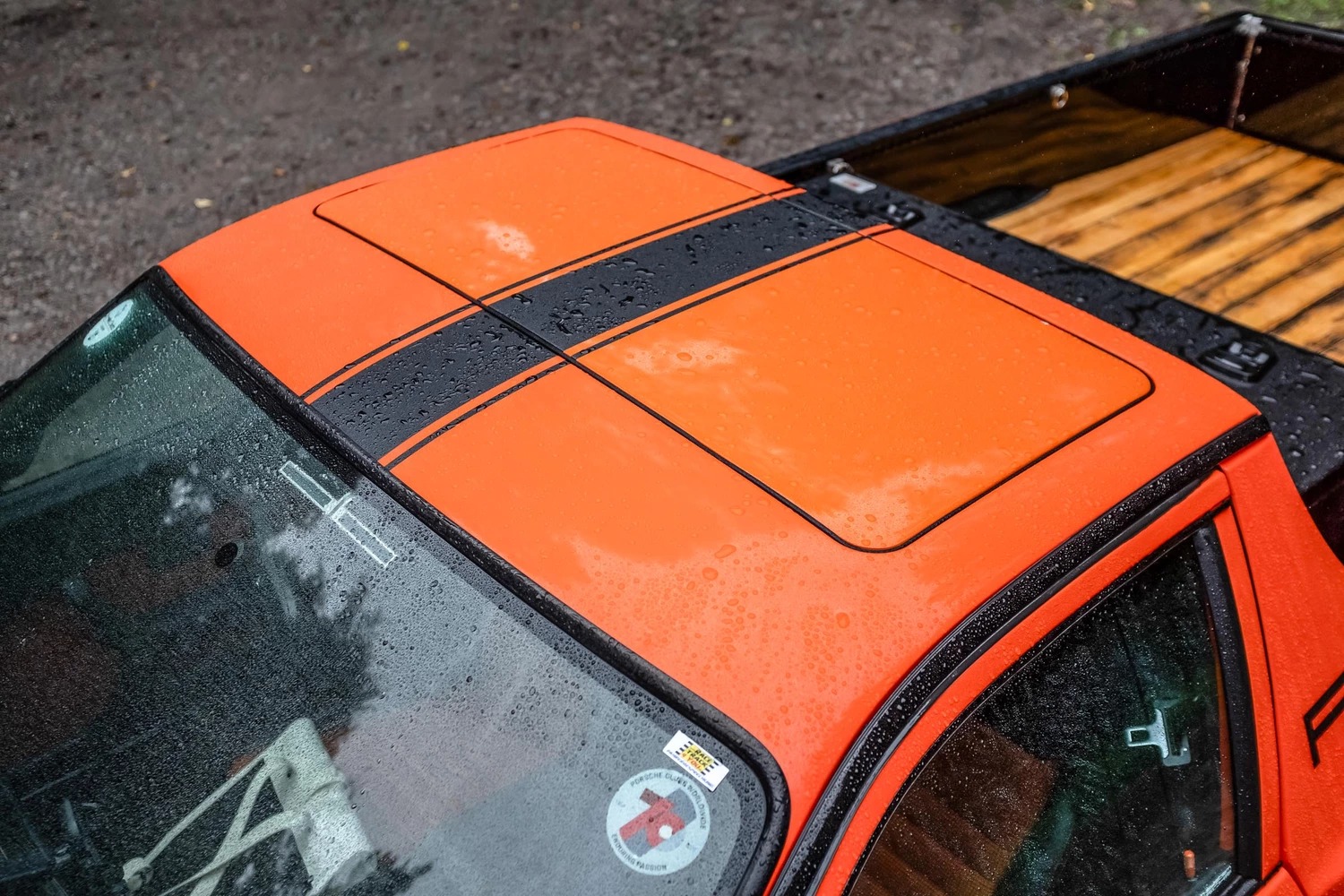 Vista detallada del techo y lateral de un exclusivo Porsche 6x6.