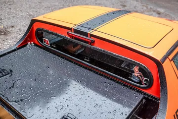 Porsche 6x6 con un diseño trasero impactante y funcionalidad pickup.