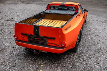 Vista trasera lateral del Porsche 6x2 Pickup, mostrando su singular diseño.