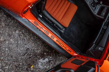 Confección exquisita de los asientos deportivos de Porsche con costuras visibles.