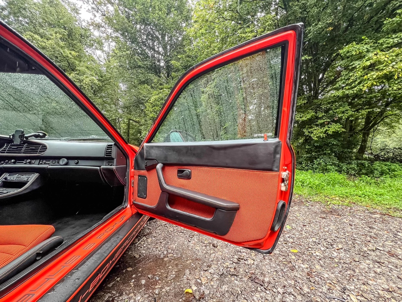 Porsche 6x6 captado desde un ángulo lateral mostrando la puerta abierta