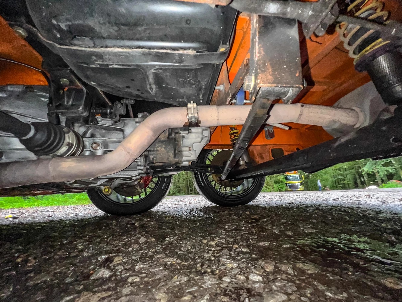 Vista detallada lateral del chasis y sistema de escape de un Porsche 6x6.