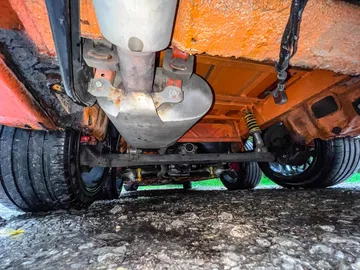 Vista inferior trasera de Porsche 6x6 resaltando robustez y tren de rodaje