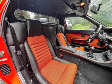 Vista lateral interna destaca acabados Premium y ergonomía de asientos Porsche. Vista lateral interna destaca acabados Premium y ergonomía de asientos Porsche.