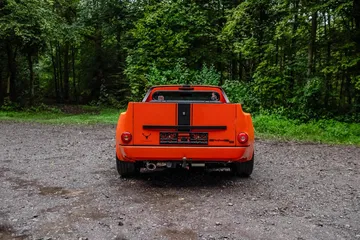 Vista trasera del Porsche 6x6 Pickup con distintiva carrocería naranja
