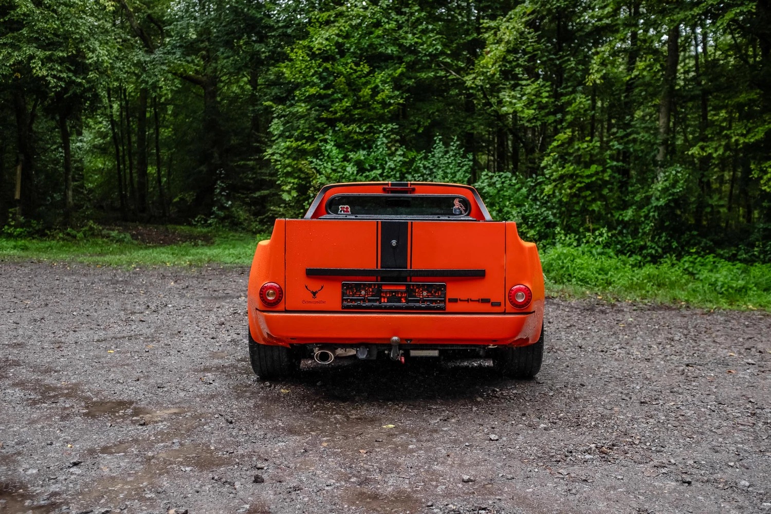 Vista trasera del Porsche 6x6 Pickup con distintiva carrocería naranja