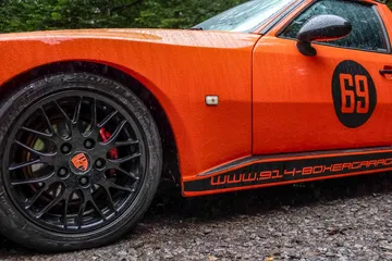 Vista lateral de un Porsche 6x2 pickup, destacando su diseño exclusivo.