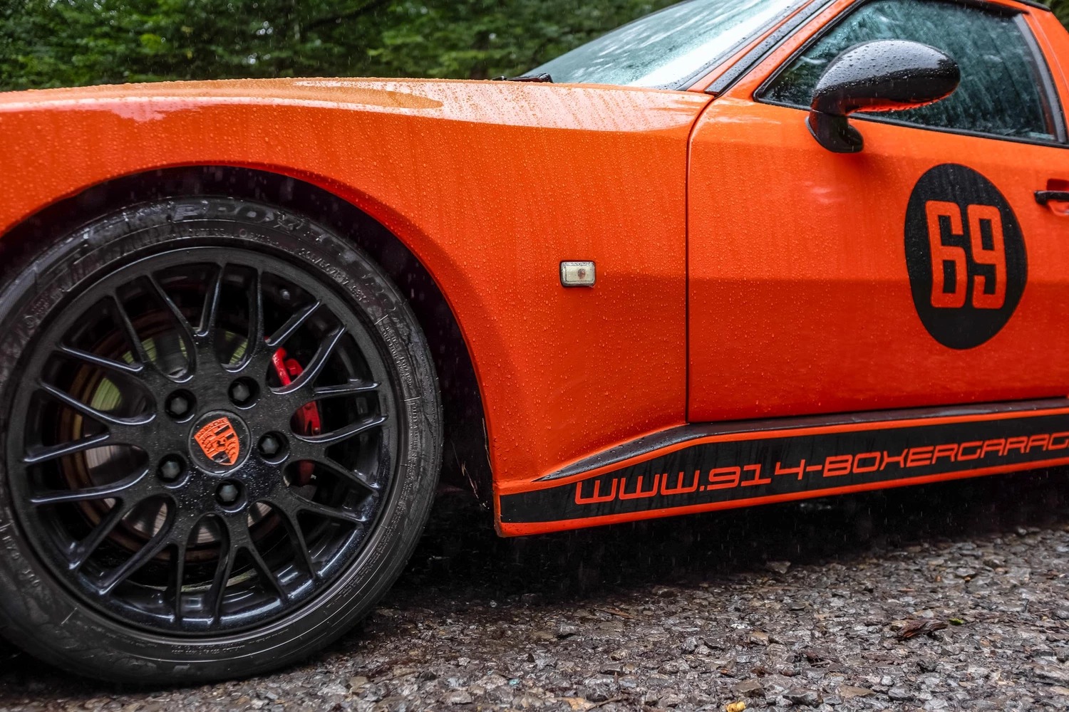 Vista lateral de un Porsche 6x2 pickup, destacando su diseño exclusivo.