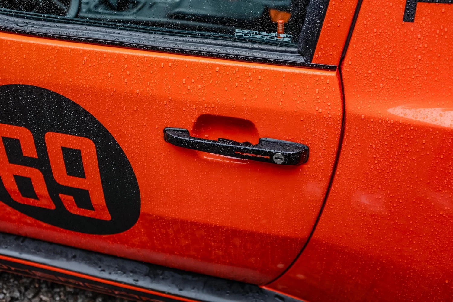 Captura lateral de un Porsche 6x6 con enfoque en la numeración